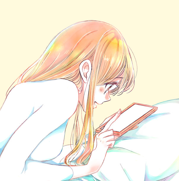 一个女人脸朝下躺在枕头上，开心地抚摸着她的智能手机图片下载