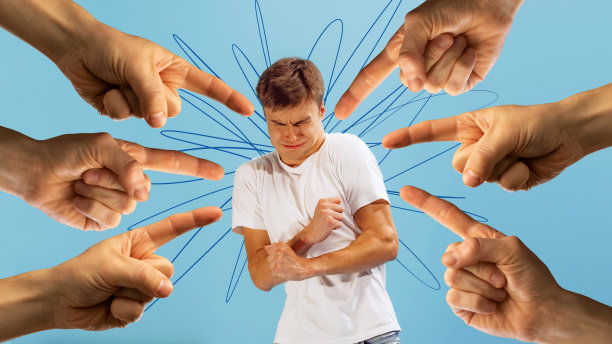 海报。当代艺术拼贴。年轻人有困惑，不安和消极的情绪，因为许多手用手指指着他。图片下载