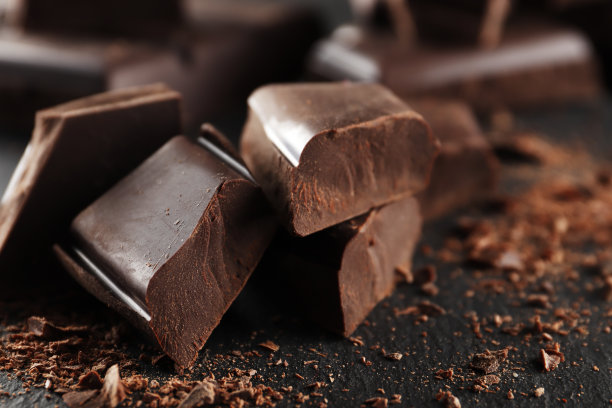 巧克力块。巧克力背景。甜食照片概念。碎巧克力块图片下载