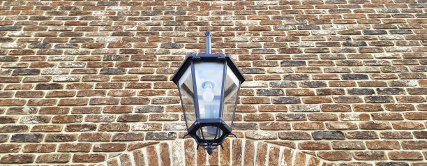 砖墙上的灯笼。横幅。图片下载