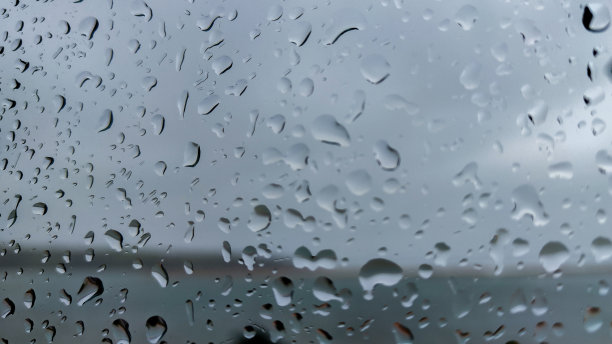 玻璃上的水滴作为背景的照片图片下载