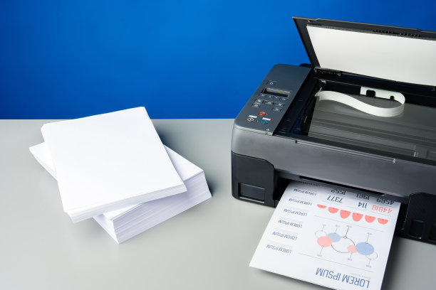 桌子上的激光打印机，蓝色背景。图片下载