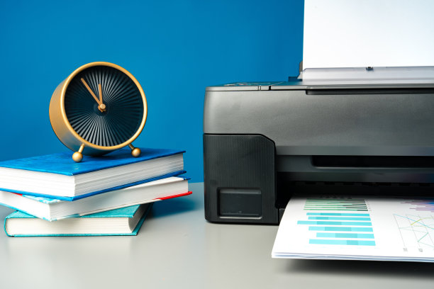 桌子上的激光打印机，蓝色背景。图片下载