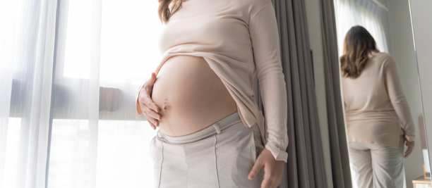 怀孕的亚洲妇女双手放在肚子上抚摸她的孩子，关心她的健康美丽快乐怀孕womanÂ温柔的心情怀孕照片图片下载