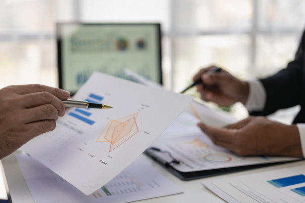 专业的商业伙伴在头脑风暴会议上讨论项目计划和演示，分析财务和投资概念。特写照片图片下载