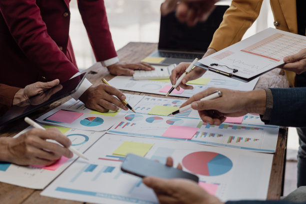 专业的商业伙伴在头脑风暴会议上讨论项目计划和演示，分析财务和投资概念。特写照片图片下载