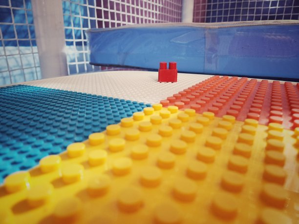 多色积木板儿童玩具的特写照片图片下载