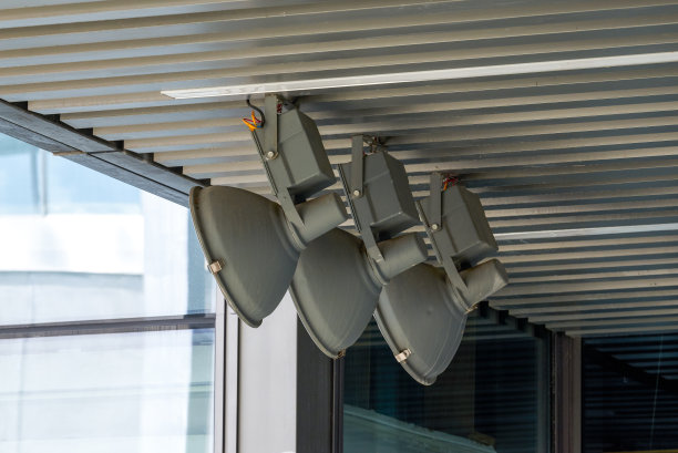 商场内大型聚光灯的特写图片下载