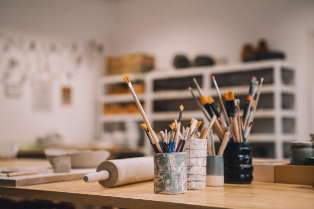 在艺术工作室制作手工陶瓷制品的设备图片下载