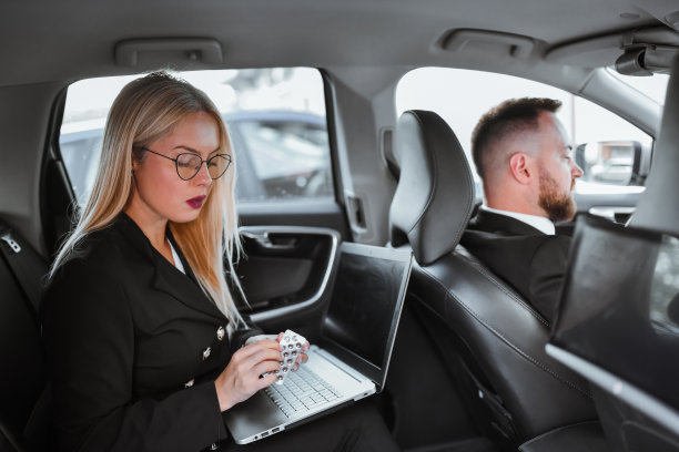 女商人在经前症候群头痛时服用止痛药图片下载