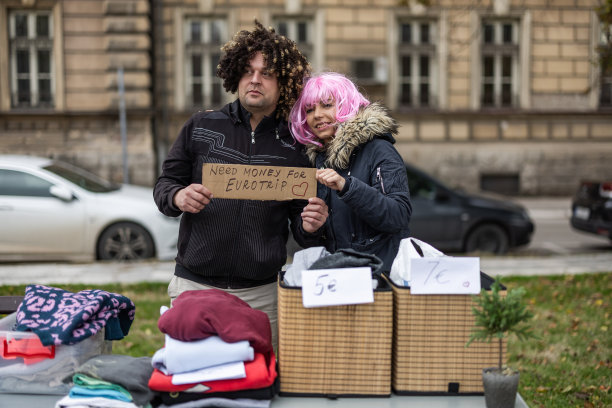 一对年轻夫妇在大楼前组织车库甩卖图片下载