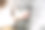 一个女人的手与手表和咖啡杯的特写-照片图片下载