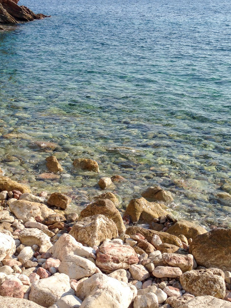 海边的沙滩，特写。石头海岸线。太阳海景出版物，海报，日历，帖子，屏幕保护程序，壁纸，明信片，横幅，封面，网站。高质量照片图片下载