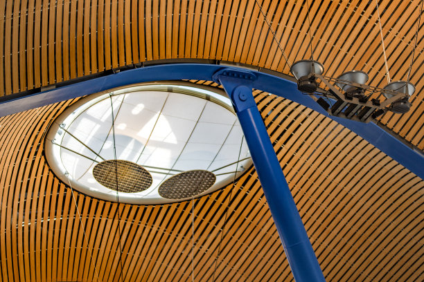 位于西班牙马德里的巴拉哈斯机场T4卫星航站楼的屋顶和窗户的照片，这个国际机场是世界上最大和最重要的机场之一。图片下载