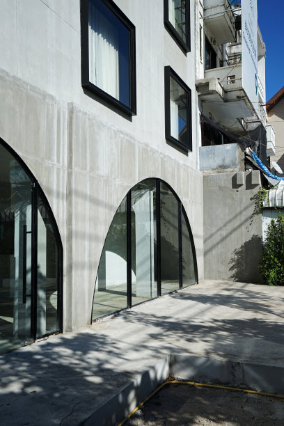 当地酒店外立面建筑设计，大镜面玻璃框架，湛蓝的天空图片下载