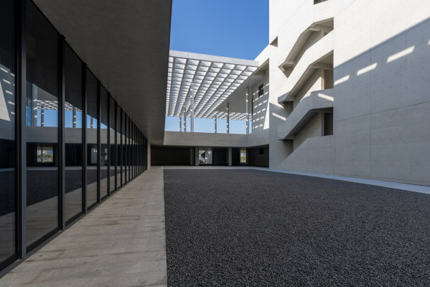 阳光照进现代和极简主义的建筑图片下载