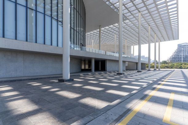 阳光照进现代和极简主义的建筑图片下载