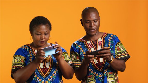 少数民族的人在工作室里玩在线电子游戏图片下载