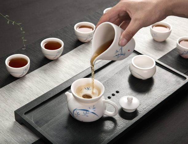 把茶从茶壶倒进杯子里的人。一个美丽的亚洲茶馆，雇佣照片图片下载