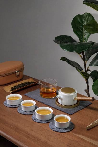 把茶从茶壶倒进杯子里的人。一个美丽的亚洲茶馆，雇佣照片图片下载