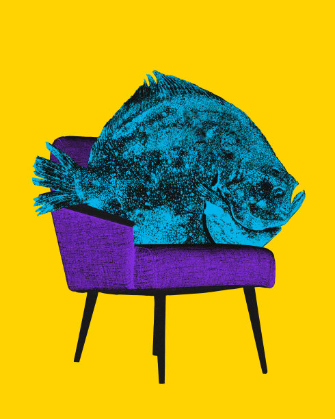 巨大的蓝色鱼躺在紫色的扶手椅上，明亮的黄色背景。当代艺术拼贴。图片下载
