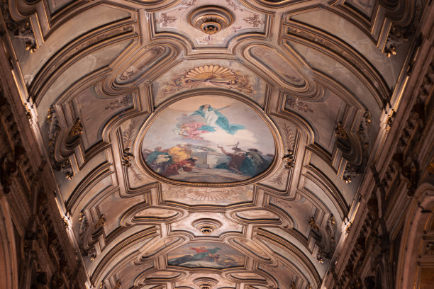 圣地亚哥-智利。有许多天使、神、耶稣等的壁画。图片下载