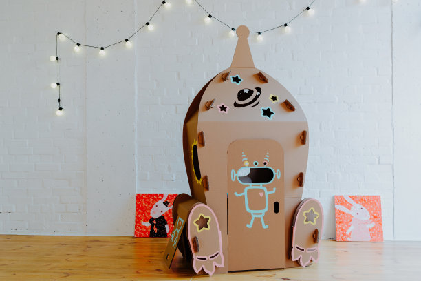 硬纸板做的火箭。儿童艺术项目。DIY的概念。纸板工艺。图片下载