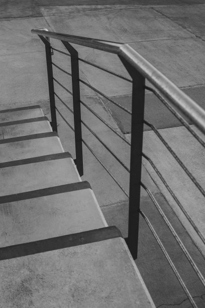 塞浦路斯利马索尔，一组带有金属栏杆的台阶的黑白照片图片下载