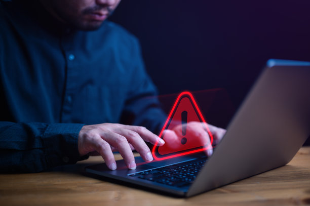 商人或it人员，程序员，开发人员使用带有三角形警告标志的笔记本电脑，用于通知错误和维护概念。黑客系统报警，警告计算机系统图片下载