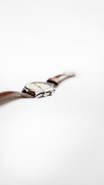 白色背景的古董手表的高分辨率照片图片下载