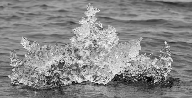 水面上一大块冰川的灰度照片图片下载