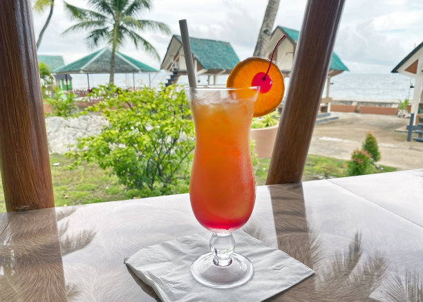 凉爽的热带鸡尾酒在海滩和棕榈树的酒吧。龙舌兰日出图片下载