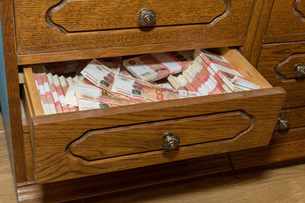 旧衣柜里的卢布存款图片下载