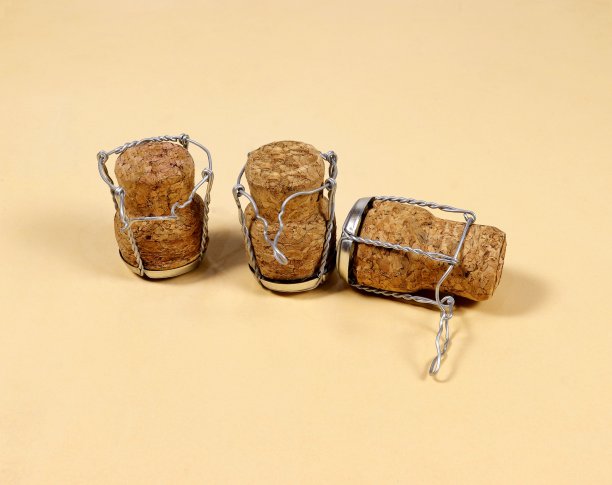 三个软木塞，从起泡酒的瓶子里取出。图片下载