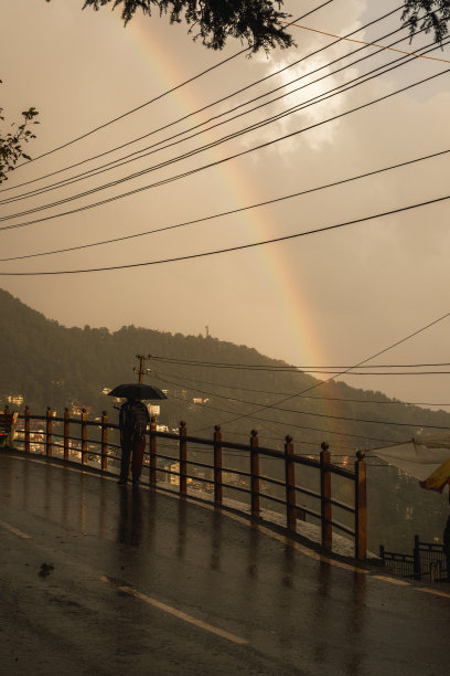 一个人在雨中行走的剪影-晚上的雨-雨后的彩虹图片下载