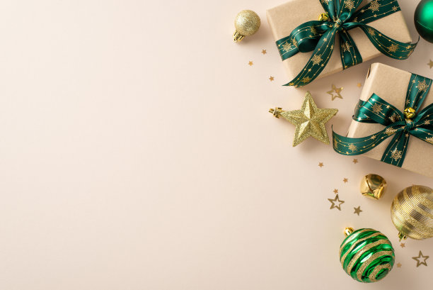 欢快明亮的概念:头顶的照片以手工制作的礼品盒、奢华的小装饰品、闪闪发光的星星装饰品、叮当响的铃铛和五彩纸屑排列在节日柔和的米色背景上图片下载