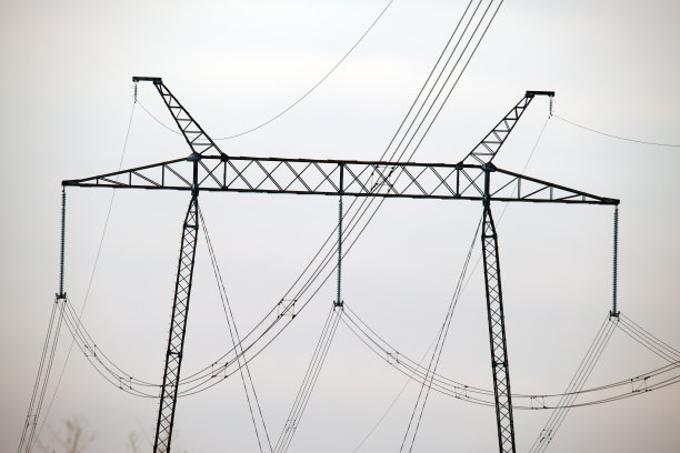 带有高压电线的钢柱，通过电缆长距离输送电能图片下载