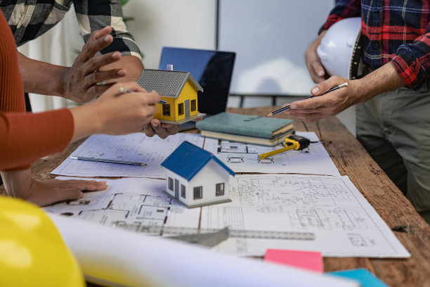 建筑工程师用工程工具和房地产中住宅或办公楼的建筑理念来绘制蓝图，建造大型商业建筑。特写照片图片下载