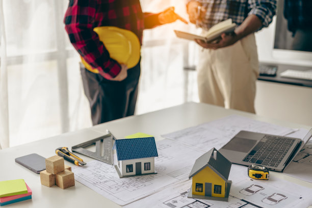 建筑工程师用工程工具和房地产中住宅或办公楼的建筑理念来绘制蓝图，建造大型商业建筑。特写照片图片下载