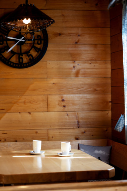 一个舒适的角落，在奥地利咖啡馆的乡村风格。木桌上有两个白杯子图片下载