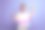 迷人的金发年轻女子指着墙上的紫色背景与复制空间图片下载