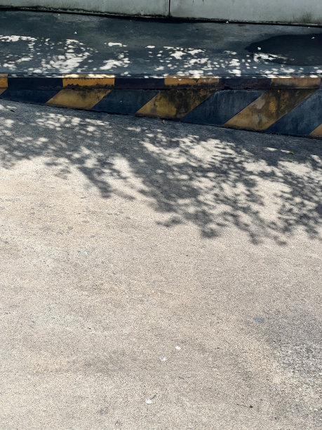 一个男人在街上骑滑板的照片。图片下载