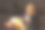一个外表浅色的十几岁女孩坐在深色的沙发上，手里拿着一部手机。高质量照片图片下载