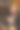 外表轻盈的快乐少女坐在房间里一张深色的沙发上，竖着照片。快乐的童年图片下载