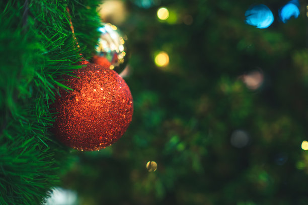 圣诞快乐，彩球特写，圣诞礼盒和圣诞祝福图片包裹装饰绿色圣诞树背景装饰圣诞和新年装饰。图片下载