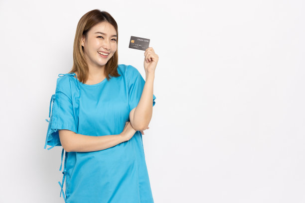 年轻的亚洲美女病人展示信用卡孤立的白色背景，保险卡的概念图片下载