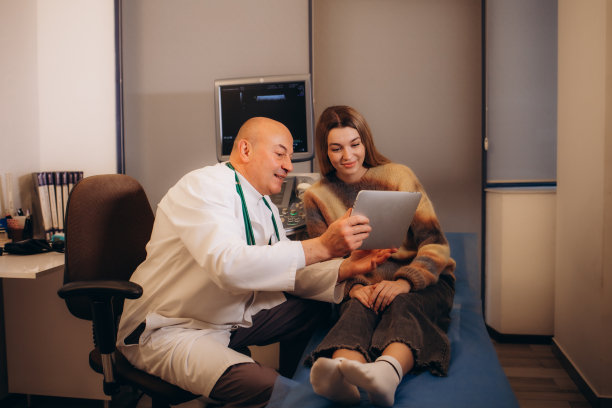 妇科医生向一名年轻女病人展示子宫的照片，在办公室进行医疗咨询时解释妇女健康的特点图片下载