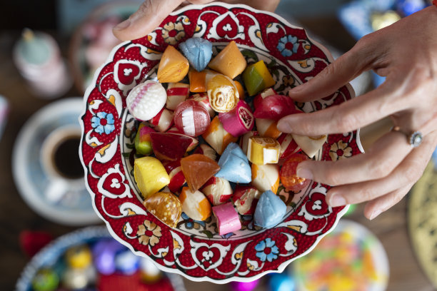 五颜六色的开斋节糖果和巧克力，传统的奥斯曼美食甜点，土耳其软糖和土耳其咖啡，果仁饼照片，Üsküdar伊斯坦布尔，土耳其图片下载