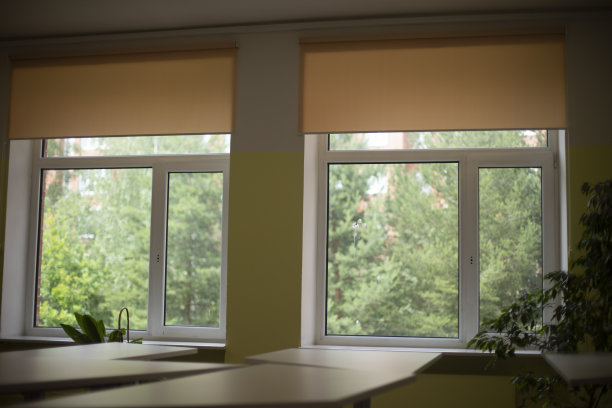 礼堂的窗户。房间里有两扇大窗户。教室自然光。图片下载