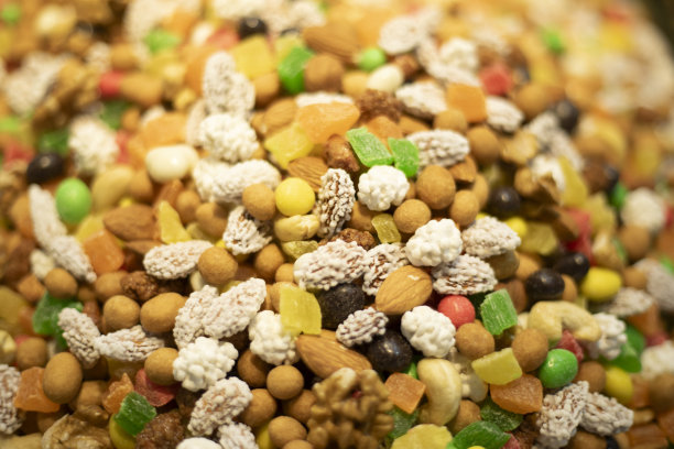 出售坚果。市场上有很多坚果。水果站。图片下载